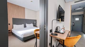 Hypo-allergenic bedding, minibar, in-room safe, desk