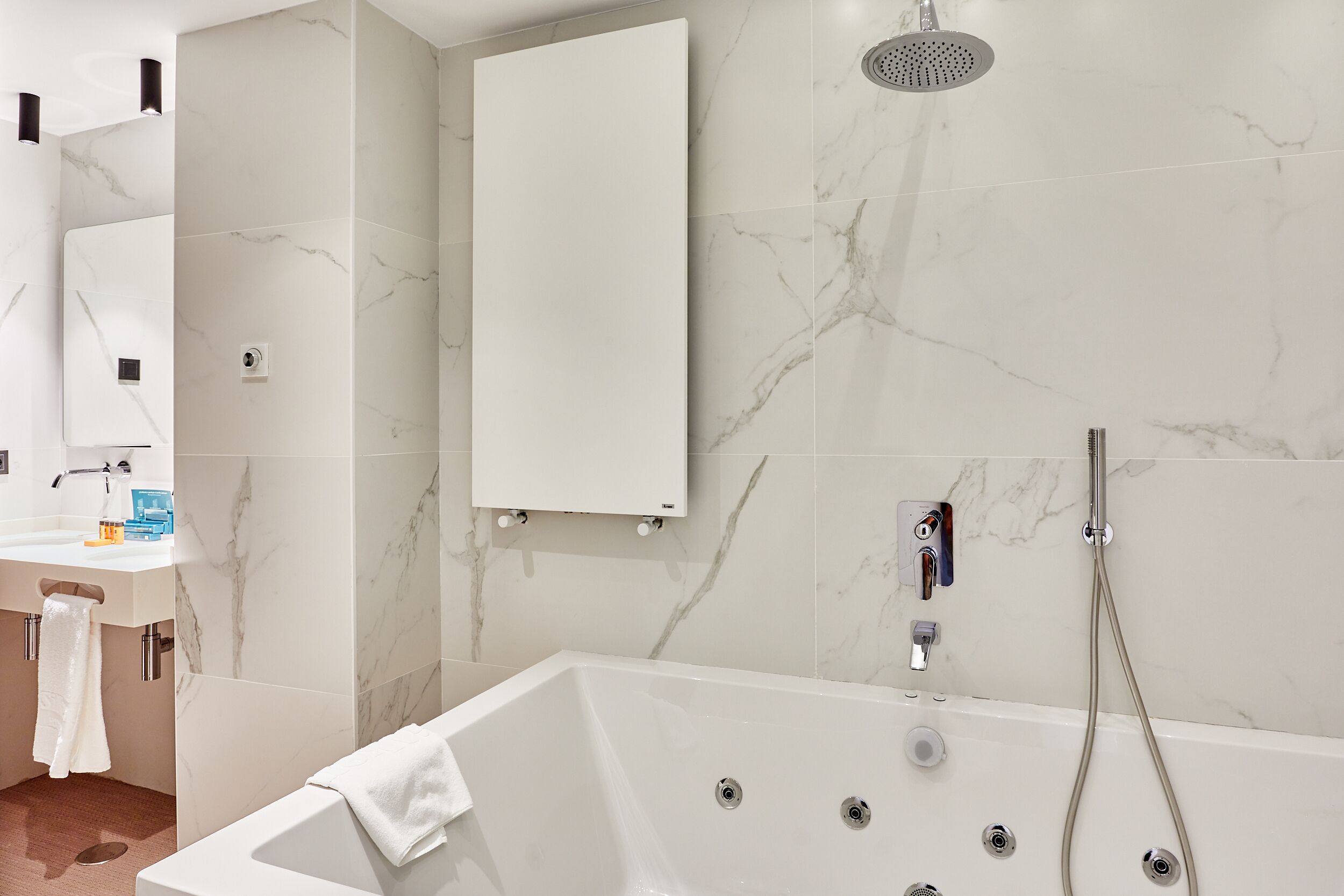 Ein modernes Badezimmer mit einer Badewanne, einer Dusche und einem Waschbecken.