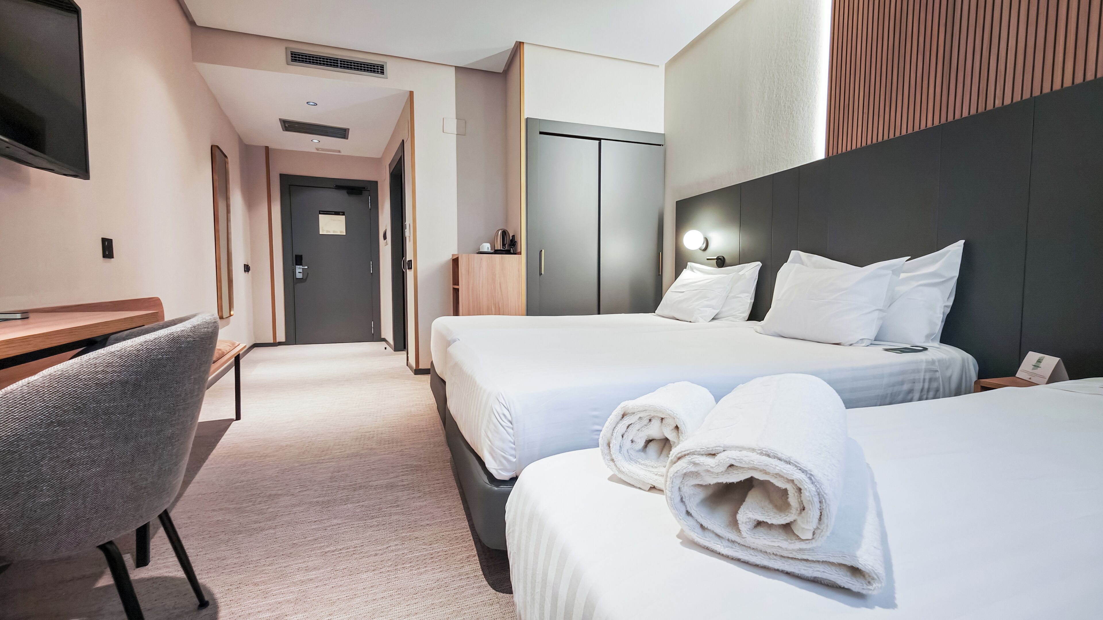 Ropa de cama hipoalergénica, minibar, caja fuerte y escritorio