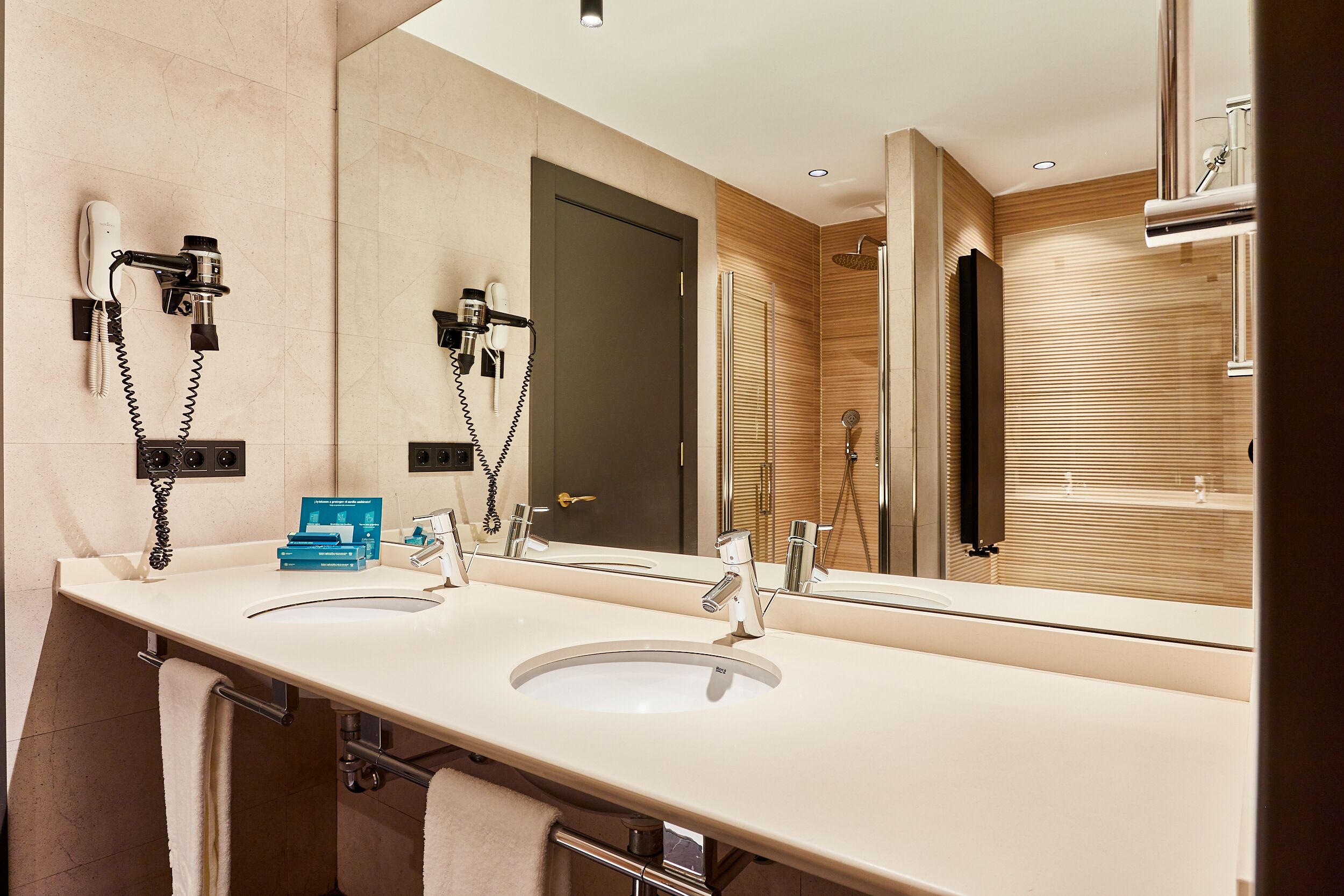 deluxe room | bathroom | free toiletries, hair dryer, bidet, towels