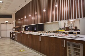 Buffet déjeuner (18 EUR par personne)