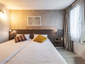 Kamer, 2 eenpersoonsbedden (Pop room) | Luxe beddengoed, een bureau, geluiddichte muren, gratis wifi