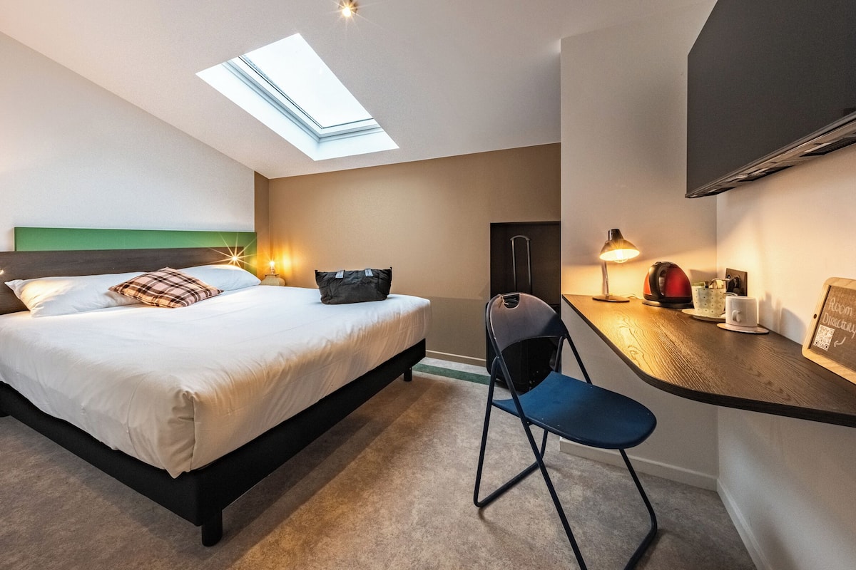 room, 1 double bed (little pop) | premium bedding, desk, soundproofing, free wifi