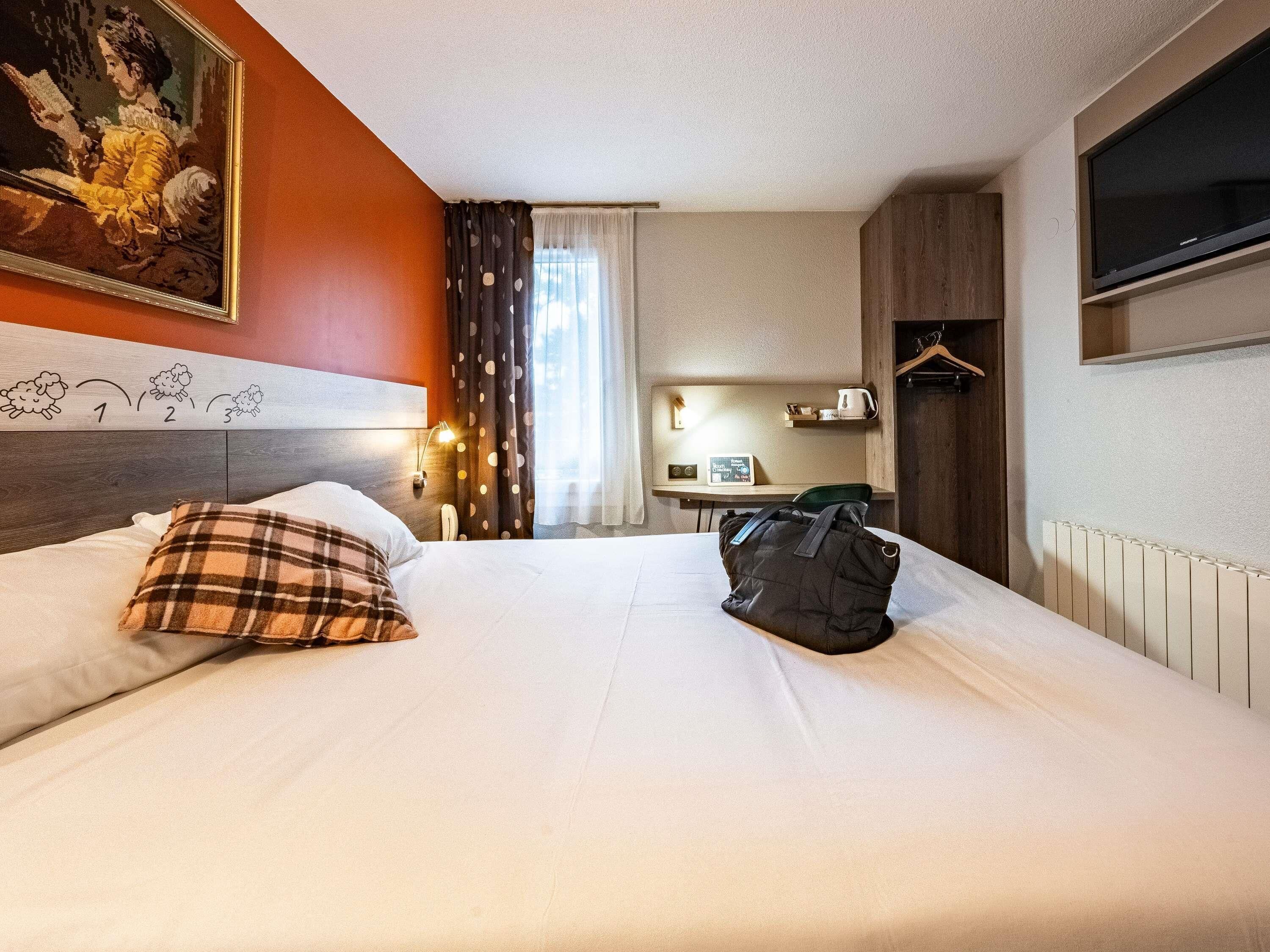 Premium bedding, desk, soundproofing, free WiFi