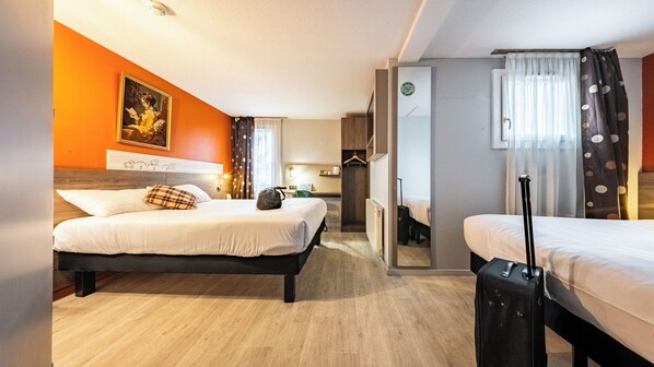 Habitación familiar, 2 camas matrimoniales | Ropa de cama de alta calidad, escritorio, insonorización y wifi gratis 