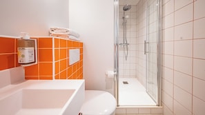 Habitación, 1 cama doble (Little Pop) | Baño | Ducha y bañera combinadas, secador de pelo y toallas