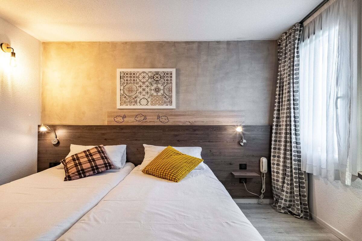 Huone, 2 yhden hengen sänkyä (Pop room) | Ylelliset vuodevaatteet, työpöytä, äänieristys, ilmainen Wi-Fi