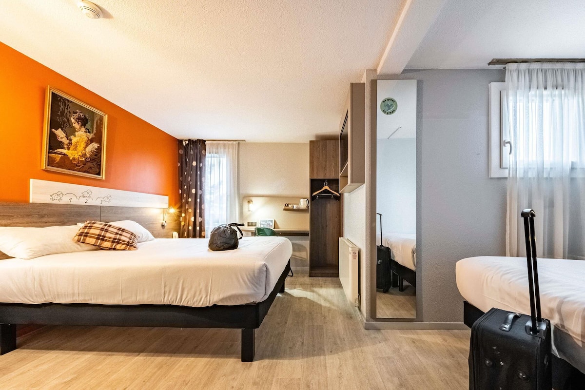 Quarto família, 2 camas de casal | Roupas de cama premium, escrivaninha, quartos à prova de som