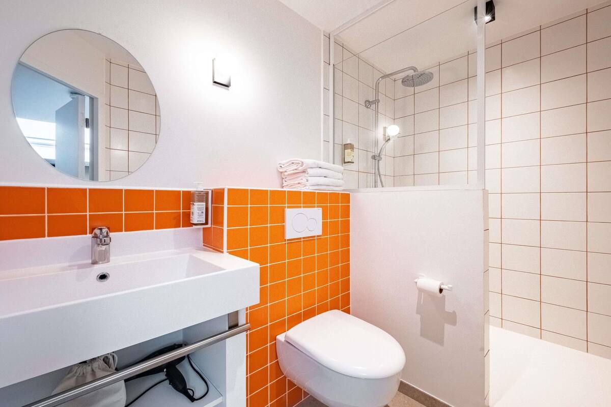 Combined shower/tub, hair dryer, towels