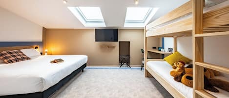 Habitación familiar, 2 camas dobles | Ropa de cama de alta calidad, escritorio, sistema de insonorización