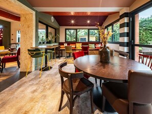 ランチ、ディナーに営業