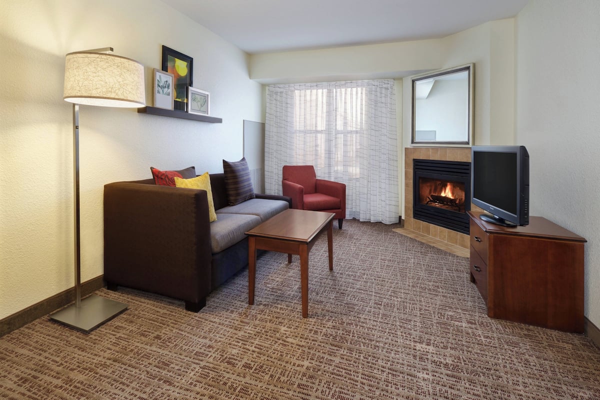 suite, 2 bedrooms | living room | 32-inch flat-screen tv with cable channels, tv