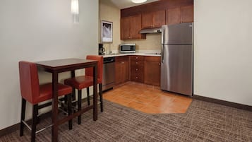 Full-size fridge, microwave, stovetop, dishwasher