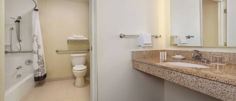 Un baño con bañera, inodoro y lavabo.