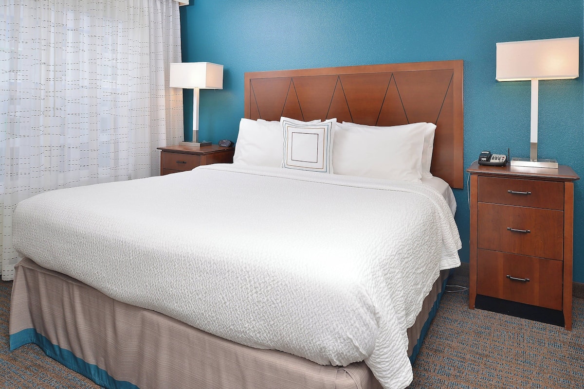Premium bedding, in-room safe, desk, iron/ironing board