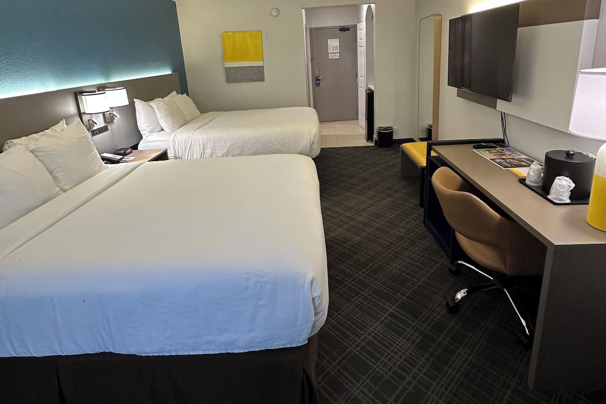 1 bedroom, desk, laptop workspace, soundproofing