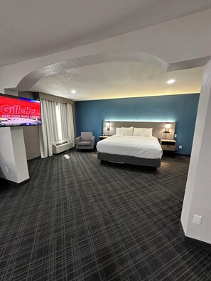 Suite, 1 King Bed, Non Smoking | Desk, laptop workspace, soundproofing, iron/ironing board
