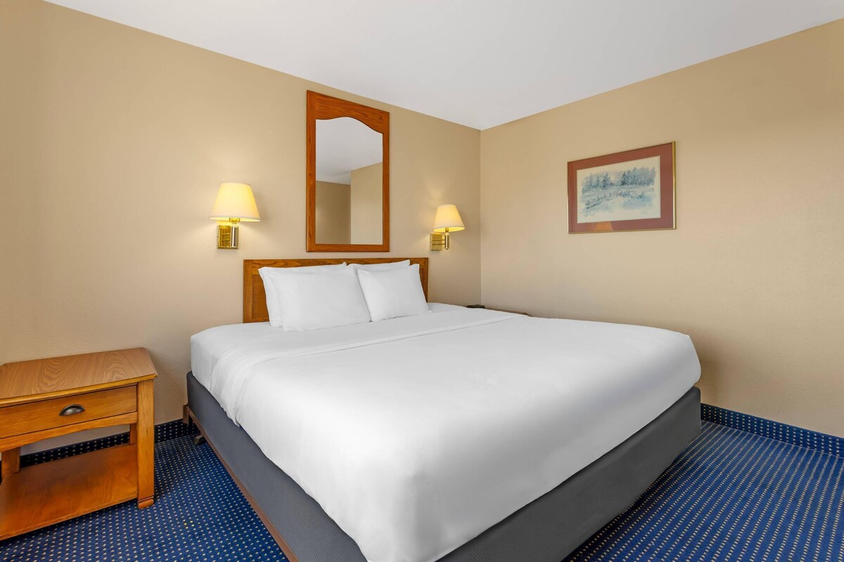 Iron/ironing board, rollaway beds (surcharge), WiFi (free), alarm clocks