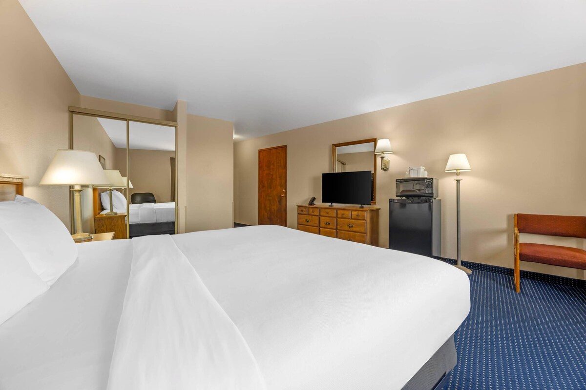 Iron/ironing board, rollaway beds (surcharge), WiFi (free), alarm clocks
