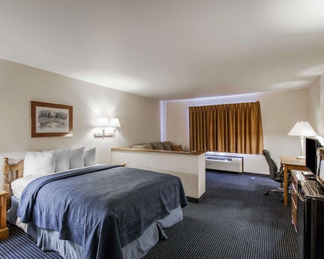 Suite, 1 Queen Bed with Sofa bed (Efficiency) | Iron/ironing board, rollaway beds, free WiFi, bed sheets. Quality Inn & Suites Goldendale