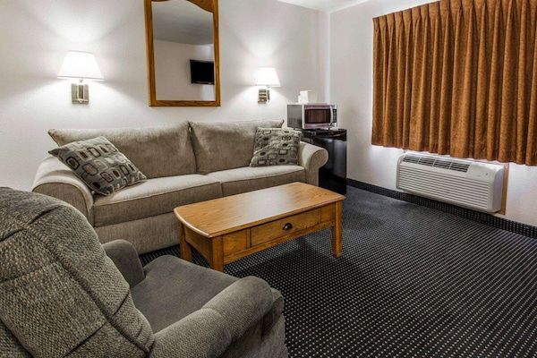 Bàn ủi/dụng cụ ủi quần áo, giường gấp/giường phụ (phụ phí)