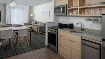 套房, 1 间卧室 | 办公桌、熨斗/熨衣板、免费婴儿床、免费折叠床/加床