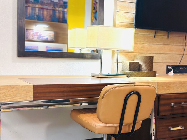 أسرّة بطبقة علوية مريحة ومكتب ومساحة عمل للكمبيوتر المحمول