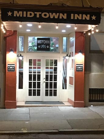 Fachada de la propiedad por la tarde o noche