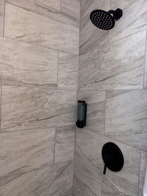 Douche, articles de toilette (gratuits), séchoir à cheveux