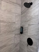 Ducha, artículos de tocador gratuitos, secador de pelo, toallas