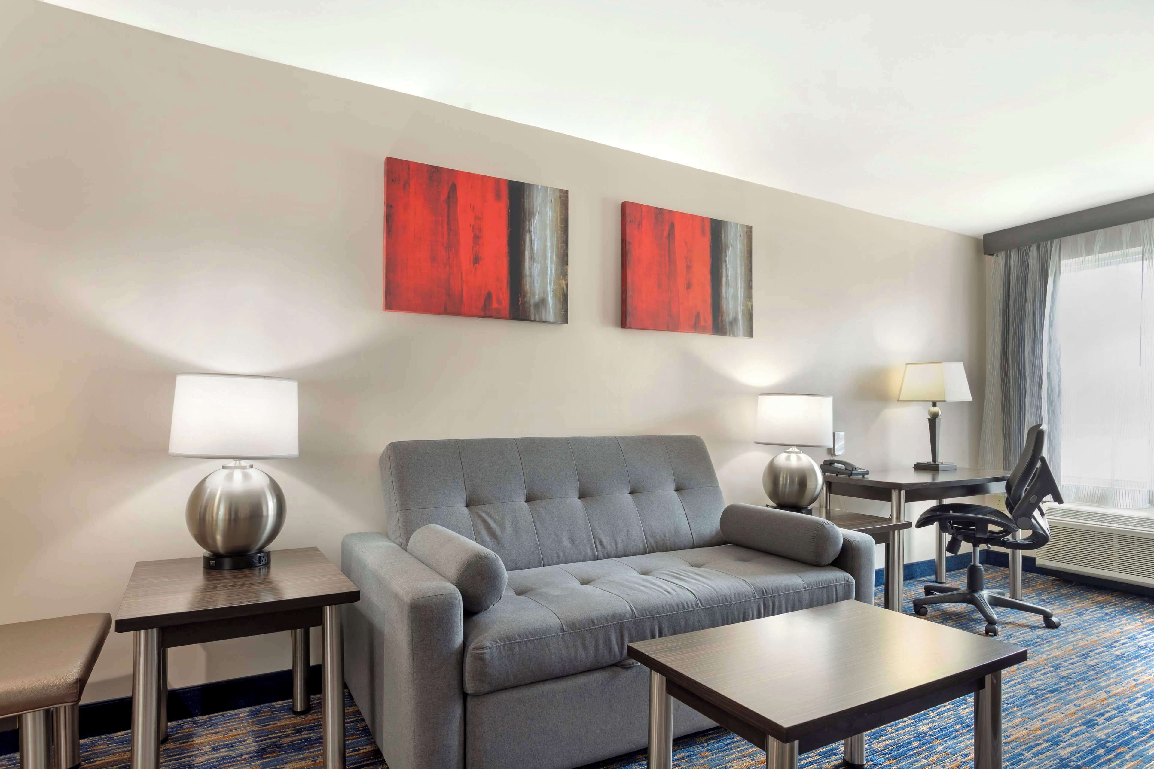 Suite, 2 queensize bedden, niet-roken, koelkast | Individueel gemeubileerd, een bureau, een laptopwerkplek