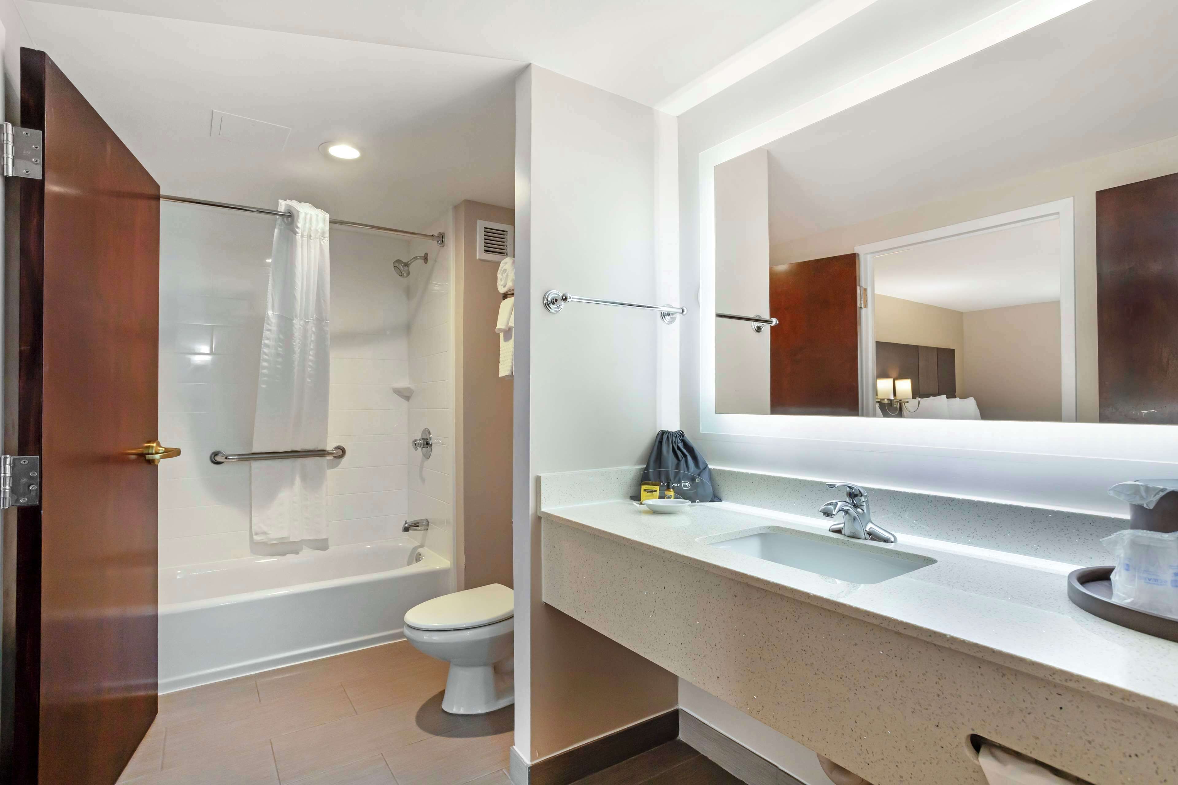 Suite, 2 Queen-Betten, Nichtraucher, Kühlschrank | Badezimmer | Duschwanne, kostenlose Toilettenartikel, Haartrockner, Handtücher