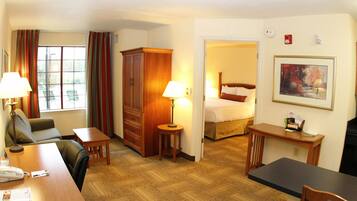 Luxe beddengoed, pillowtop-bedden, een kluis op de kamer, een bureau