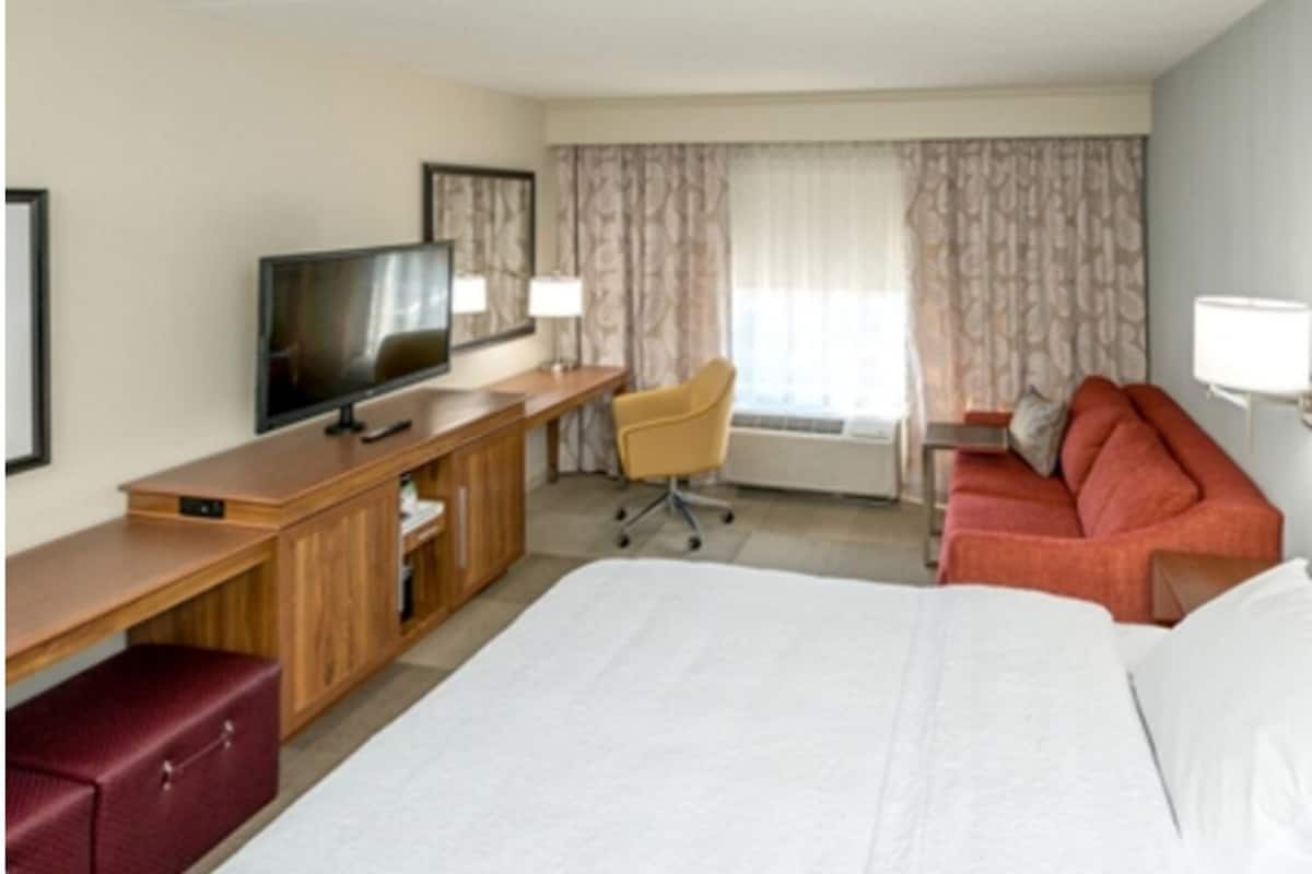 Desk, free cribs/infant beds, free rollaway beds, free WiFi