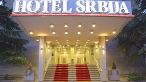 Entrada de un hotel con un letrero que dice "HOTEL SRBUA".