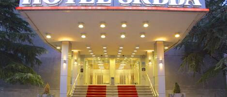 A hotel entrance with a sign reading "HOTEL SRBUA".