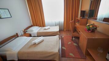 Tomannsrom – standard | Safe på rommet, skrivebord, strykejern/-brett og wi-fi (inkludert)