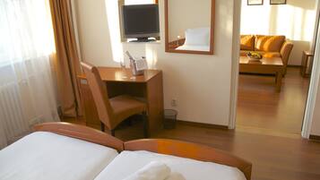 Family Studio with Free Parking | Caja de seguridad en la habitación y escritorio