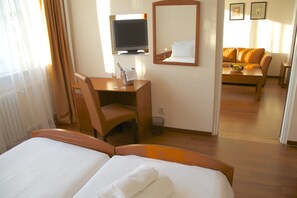 Family Studio with Free Parking | セーフティボックス (室内)、デスク、アイロン / アイロン台、WiFi (無料)