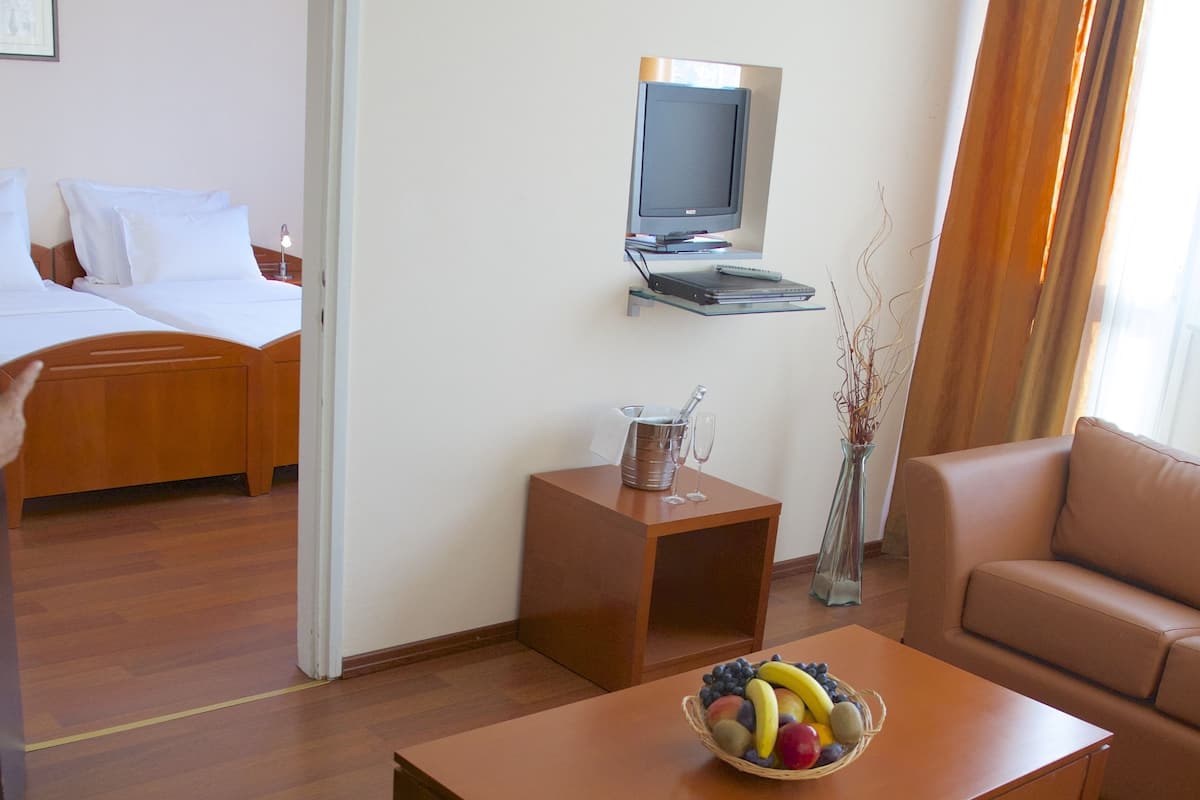 Family Studio with Free Parking | 1 slaapkamer, een kluis op de kamer, een bureau