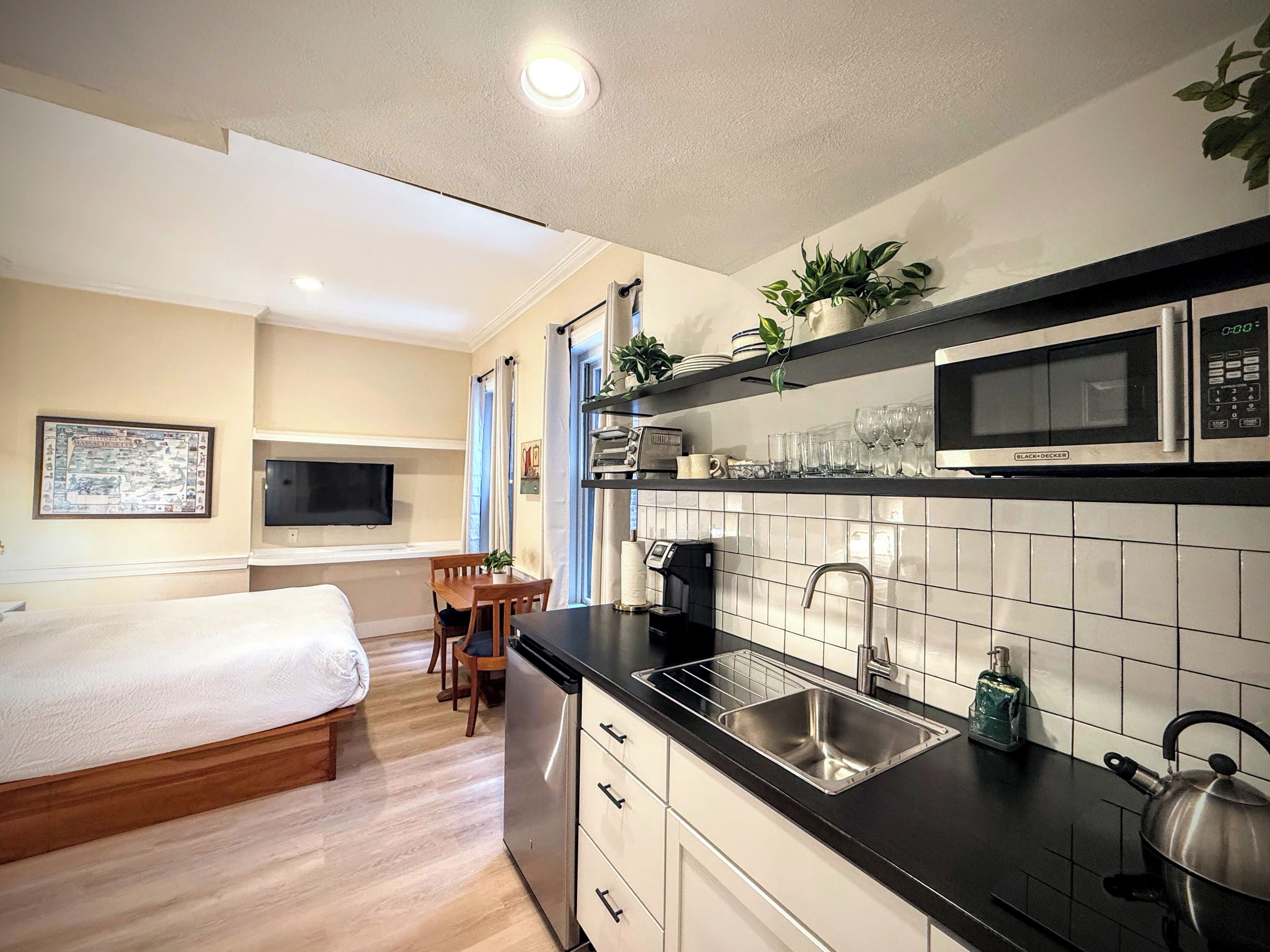 Estudio económico, 1 cama Queen size, cocina | Tabla de planchar con plancha, wifi gratis, ropa de cama y despertador 