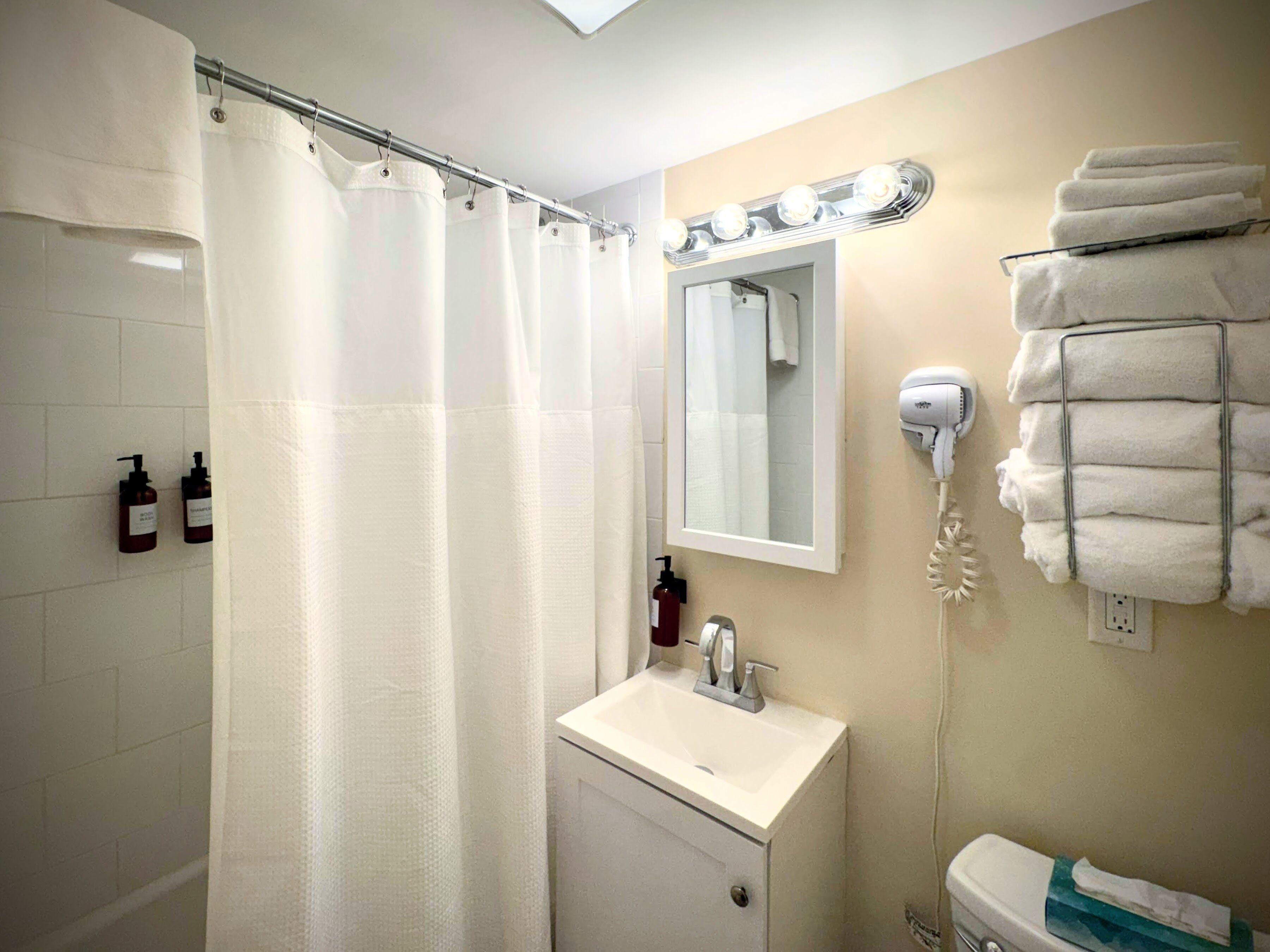 Economy Studio, 1 Queen Bed, Kitchen | Bathroom | Free toiletries, hair dryer, towels, soap