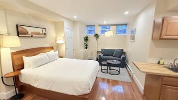 Estudio superior, 1 cama de matrimonio con sofá cama, cocina | Tabla de planchar con plancha, wifi gratis, ropa de cama y despertador