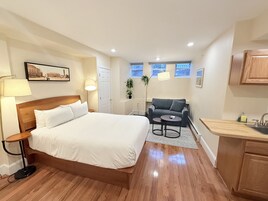 Monolocale Superior, 1 letto queen con divano letto, cucina | Ferro/asse da stiro, Wi-Fi gratuito, lenzuola, orologio con sveglia