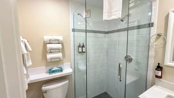 Superior Studio, 1 King Bed with Sofa bed, Kitchen | Bathroom | Free toiletries, hair dryer, towels, soap
