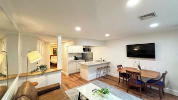 Studio Suite, 1 Queen Bed with Sofa bed, Kitchen | Iron/ironing board, free WiFi, bed sheets, alarm clocks