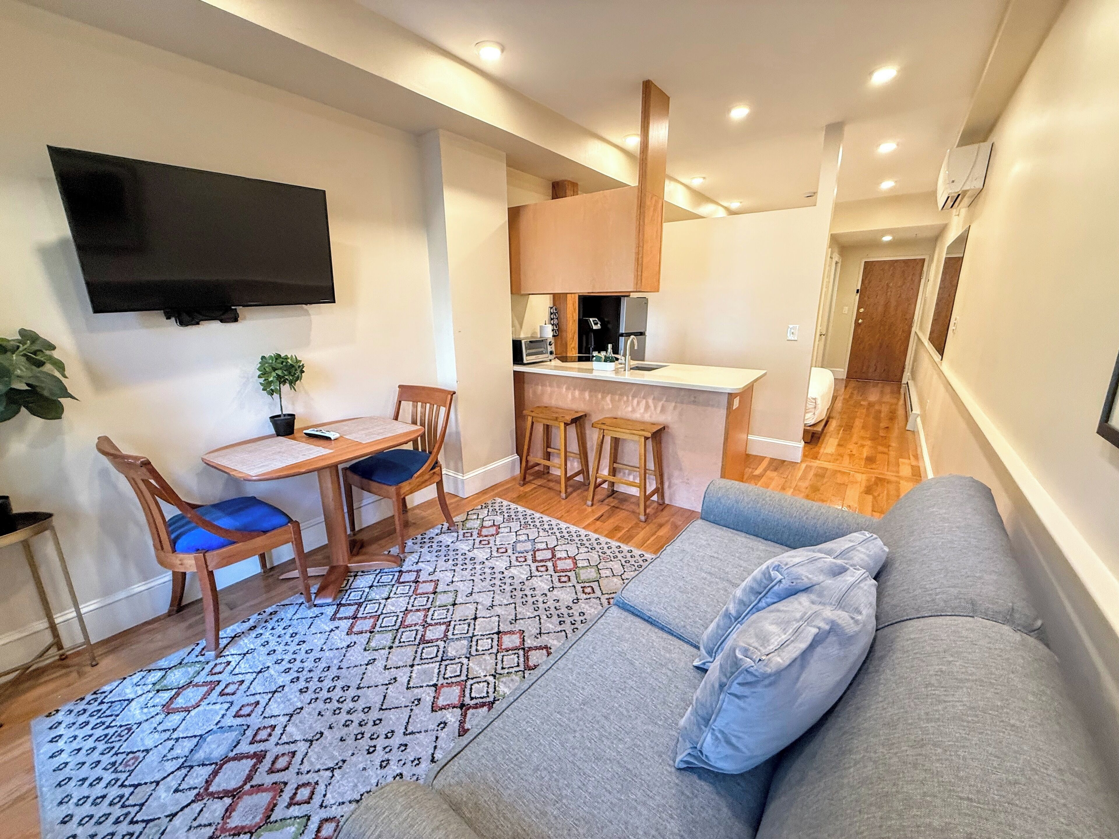Um apartamento moderno com sala de estar, cozinha e espaço para refeições.