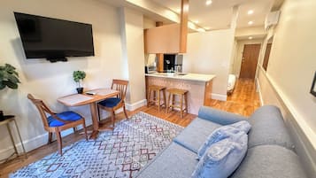 Um apartamento moderno com sala de estar, cozinha e espaço para refeições.