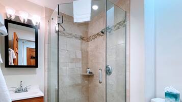 Estudio económico, 1 cama de matrimonio, cocina | Baño | Artículos de higiene personal gratuitos, secador de pelo y toallas