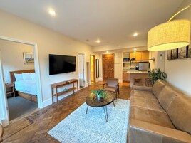 Studio Suite, 1 Queen Bed with Sofa bed, Kitchen | Iron/ironing board, free WiFi, bed sheets, alarm clocks